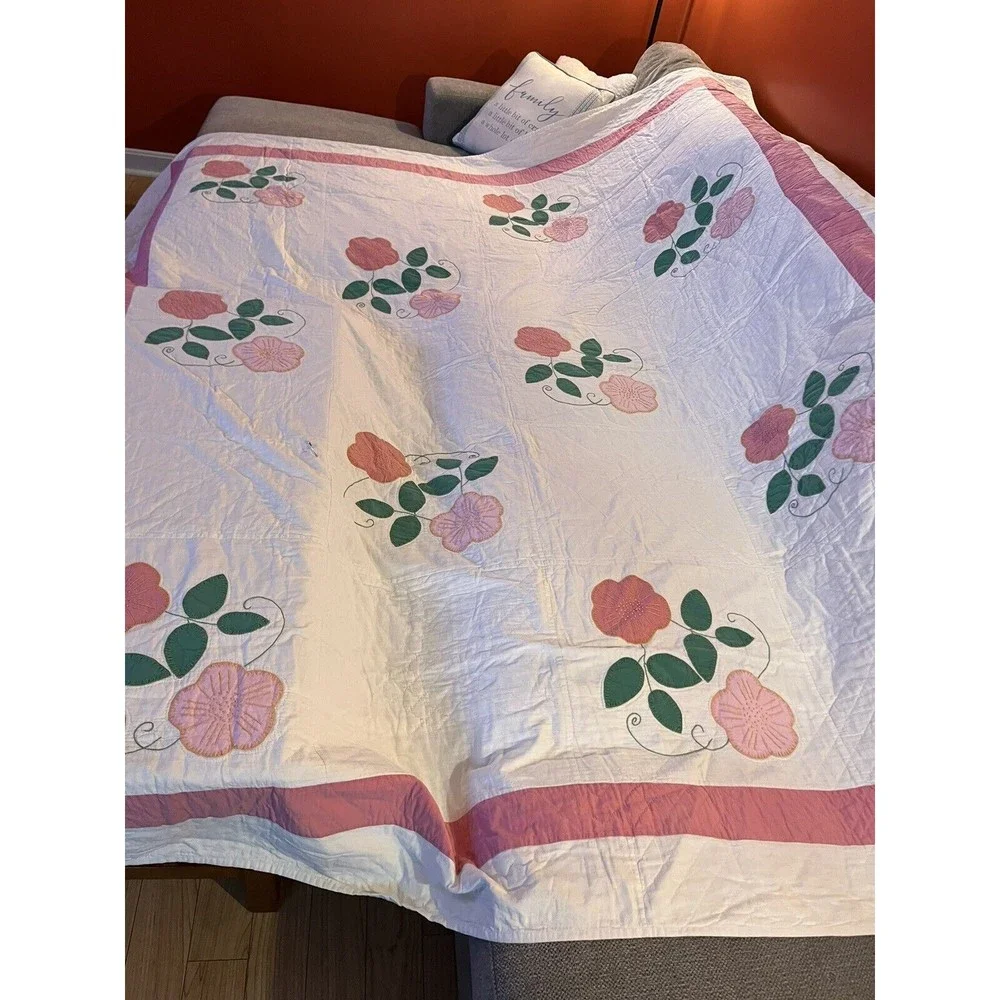 Vintage 1970-1980’s Flower Appliqué Hand Sewn Quilt 82x94”
